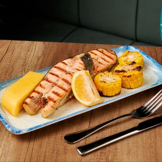 Somon la grătar cu mămăligă, porumb și mujdei