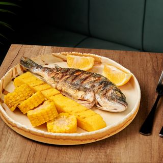 Dorada la gratar cu mămăligă coaptă și porumb