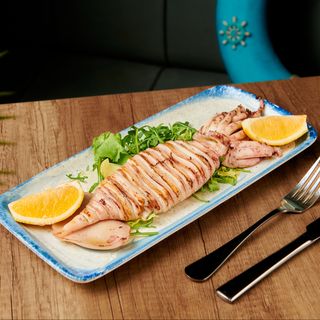 Calamar la grătar cu cartofi prajiti 