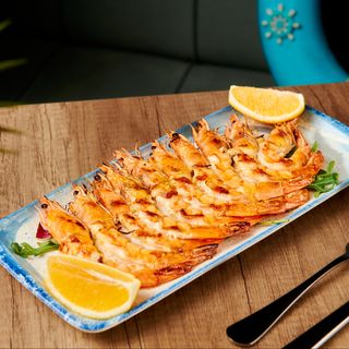 Creveți la gratar cu cartofi prajiti  