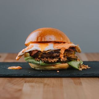 MaMba Burger cu ou+Cartofi