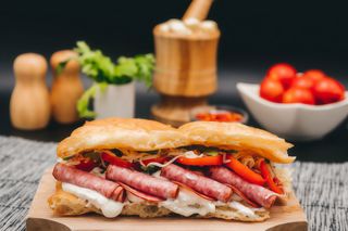 Langos sandwich salam sarbesc