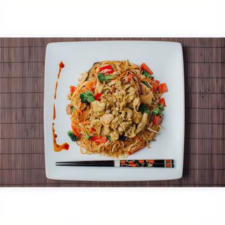 Taitei cu porc si legume