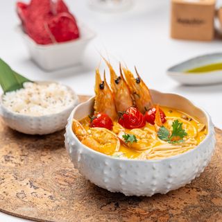 Tom Yum picante com camarões e peixe