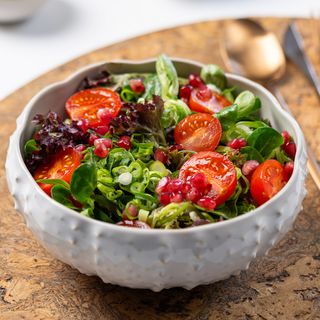 Mix de salata verde cu roşii cherry și rodie