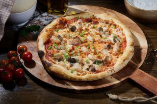 Pizza cu carnaciori si hribi Ø32cm