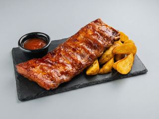 Coasta de porc cu sos BBQ cartofi wedges 