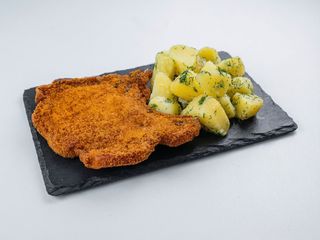 Snitel din file de porc cu cartofi rustici