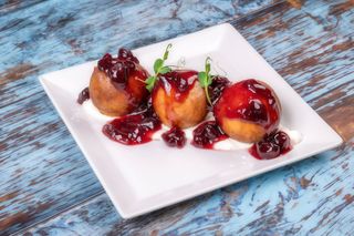 Papanasi cu smantana si dulceata de visine