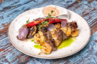 Frigarui de vita si creveti cu legume la gratar