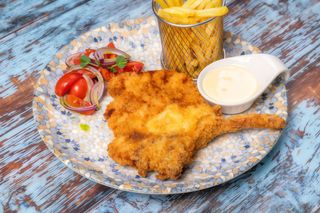 Șnițel Tomahawk și cartofi pai cu  sos francez