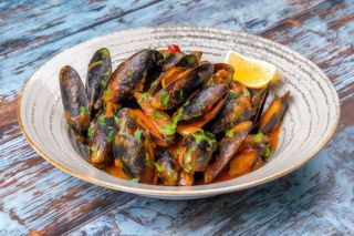 Midii cu sos de rosii si busuioc