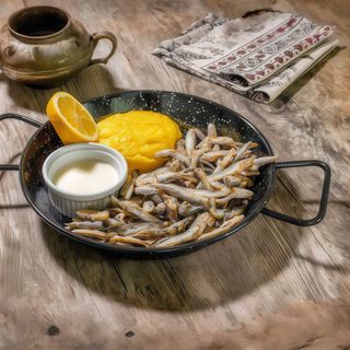 Hamsii prăjite cu mămăliguță șI mujdei