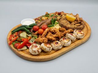 Carnaciori la gratar, cartofi pai, salata varza, sos de rodie, chifla