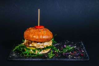Pork Burger gourmet cu nuca si para 