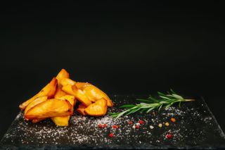 Cartofi prajiti in coaja cu parmezan 