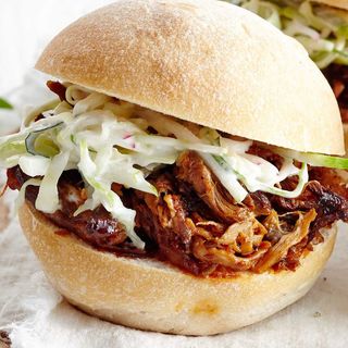 Sandwich Pulled Pork (370g) Cartofi 100g Bautura