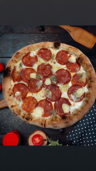 Pizza Quattro formaggi e chorizo
