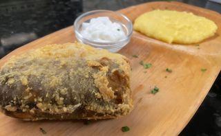 Merluciu prăjit cu mămăliguța și usturoi