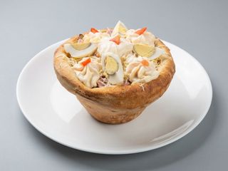 Salata piept de pui in cupa de foccacia