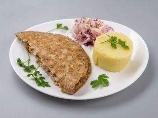 Creier la capac cu piure și salata de varza