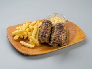 Mici cu muștar și cartofi prăjiți