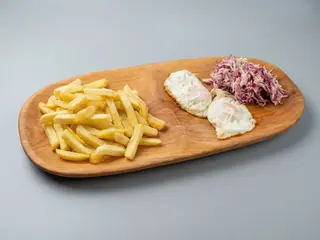 Cartofi prăjiți cu ochiuri şi salata de varza
