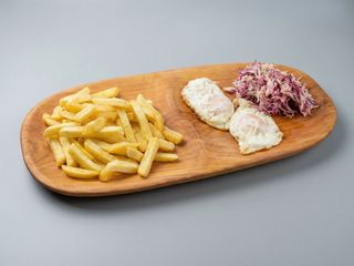 Cartofi prăjiți cu ochiuri şi salata de varza