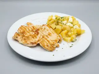 Meniu piept de pui la grătar cu cartofi natur 
