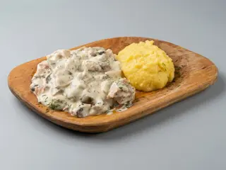 Meniu piept de pui cu smântâna, ciuperci și mămăliguța