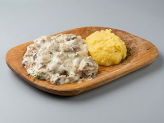 Meniu piept de pui cu smântâna, ciuperci și mămăliguța