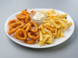 Calamar pane cu cartofi prăjiți și sos alb