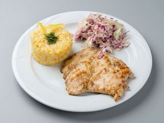 Piept de pui la grătar cu orez şi salata de varza