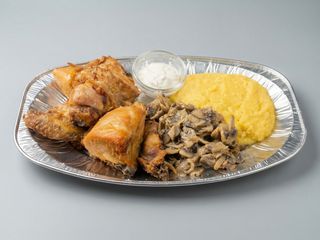 Pui la ceaun cu ciuperci sote mămăliguța și usturoi