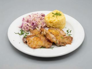 Pulpa de pui prăjită cu o orez și salata de varza