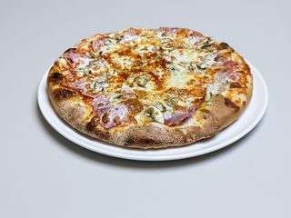 Pizza prosciutto funghi
