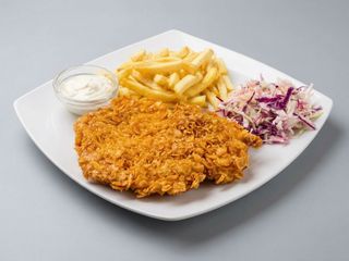 Snitel Crispy cu cartofi prăjiți salata de varza si sos alb