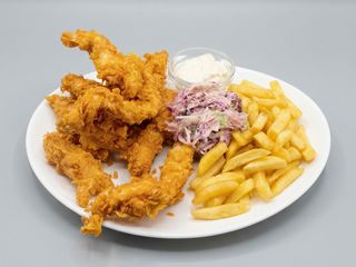 Crispy de pui cu cartofi prăjiți salata de varza și sos alb