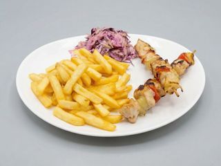 Frigărui de pui , cartofi prăjiți și salata de varza