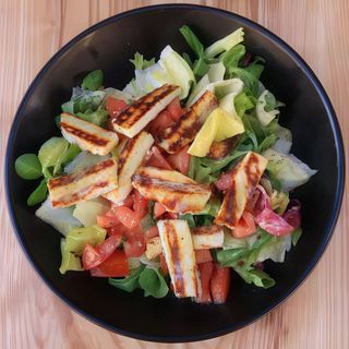 Salata cu Halloumi (Grilled halloumi salad)