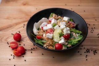 Salata cu pui si feta (Feta chicken salad)