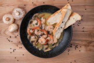 Creveți în sos de usturoi (Gambas al ajillo)