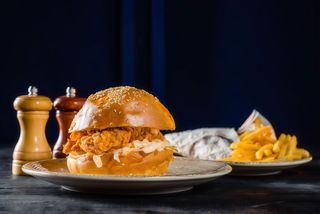 Burger crispy de pui picant + cartofi pai + pepsi doza 330 ml