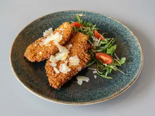 Snitel din piept de pui in crusta aromatizata si parmezan