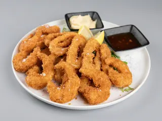 Creveți si calamari crocanti cu sos aioli