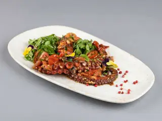 Caracatita la grătar cu pesto cald, roșii cherry si usturoi