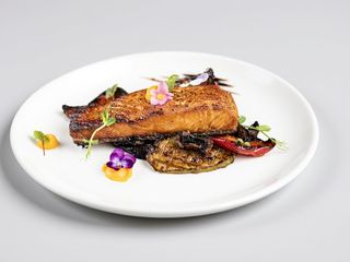 Somon glazurat cu legume coapte