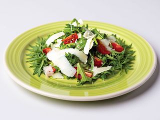 Salata rucola cu rosii cherry si parmezan