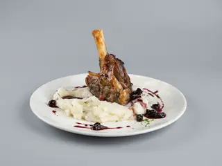 Ciolan de miel cu piure aromatizat cu lavanda si sos demi-glace