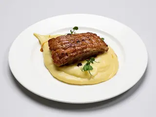 Pork belly glasat cu sos teriaky si piure fin de cartof 